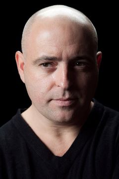 Ian Coppinger interpreta Mog (voice)