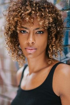 Eliza D'Souza interpreta Recruit 2