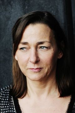 Steffi Kühnert interpreta Anna, the Pastor's wife