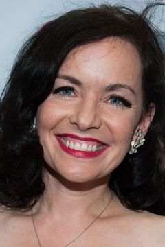 Guinevere Turner interpreta Elizabeth
