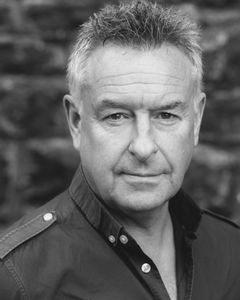Dewi Williams interpreta Baron