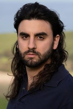 Michael Harpas interpreta Stranger in Greece