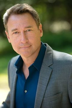 Armand Schultz interpreta Television Voice (voice)