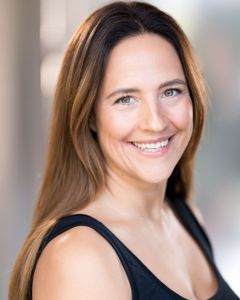 Kelly-Marie Kerr interpreta Cocaine Girl