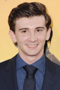 Alex Shaffer interpreta Squirrel