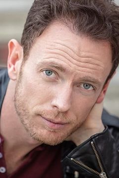 Matthew Bellows interpreta Dean