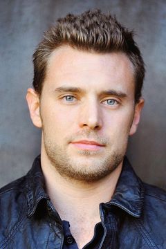 Billy Miller interpreta Navy Recruiter