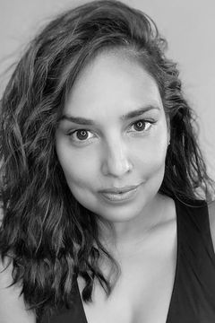 Christina Giuseppe interpreta Sexy Cuban Bride (uncredited)