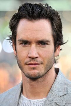 Mark-Paul Gosselaar interpreta Sir