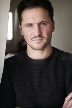 Jules Dousset interpreta French Captain / Corporal