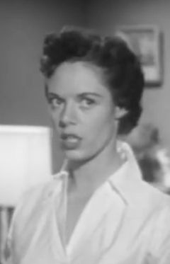 Dee Carroll interpreta Miss Timmons