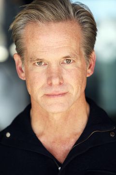 John Wilcox interpreta Agent Meyers