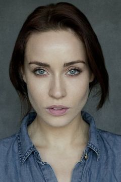 Nicole O'Neill interpreta Debutante