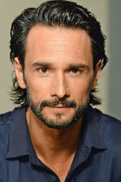 Rodrigo Santoro interpreta Randy Emmers