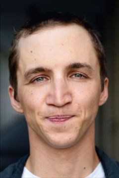 Florian Kroop interpreta Rudi Konrad