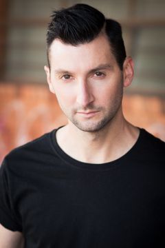 Shane Leckenby interpreta British POW