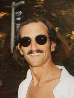 Richard 'Dr.' Baily interpreta Cardboard cut-out in Subway (uncredited)