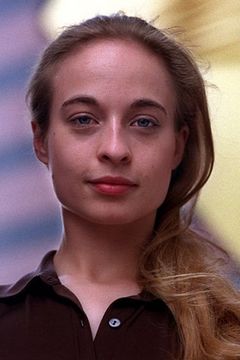 Sarah Wildor interpreta Priestess