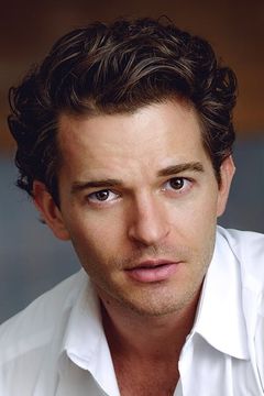 Dominic Allburn interpreta Simon