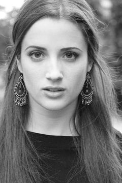 Emily Dunn interpreta Trisha