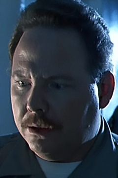 Dan Stanton interpreta Lewis as T-1000