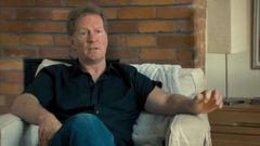 Geoffrey Bowes interpreta Phone Agent