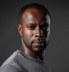 Anthony Oseyemi interpreta Marcel
