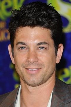 Adam Garcia interpreta Kevin O'Donnell