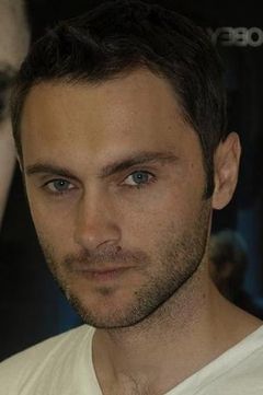 Vitaliy Versace interpreta FBI Agent (Uncredited)