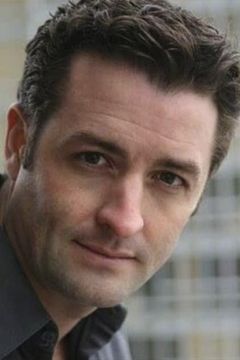 Darren Hird interpreta Voice of Danny Monroe