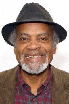 Ram John Holder interpreta Lindsay Walker