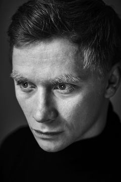 Valentin Novopolskij interpreta Police Captain's Son #2