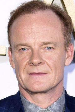 Alistair Petrie interpreta Phillip Lisle