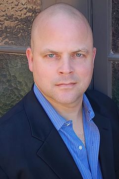Adrián Colón interpreta Detective