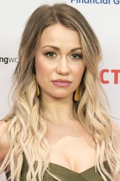 Chelsey Reist interpreta Hazel