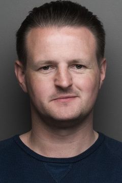 Scott Kyle interpreta Stu Pearson