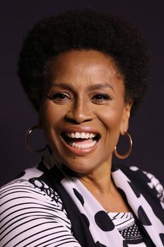 Jenifer Lewis interpreta Mrs. Addison