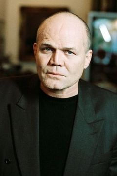 Dan van Husen interpreta Deputy Zachary