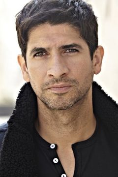 Raza Jaffrey interpreta Jake Al-Shadi