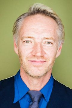 Phillip MacKenzie interpreta Bill Bliss