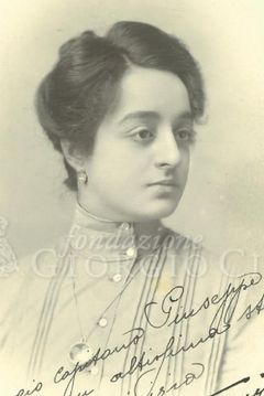 Ada Dondini interpreta La direttrice dell'orfanotrofio
