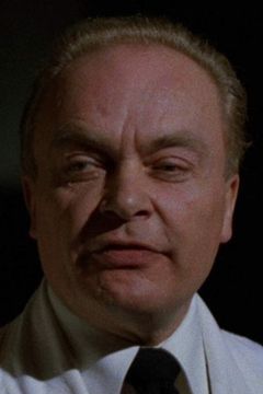 Mike Morris interpreta one in the gambling den