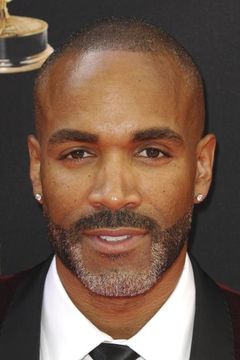 Donnell Turner interpreta Officer Elliot