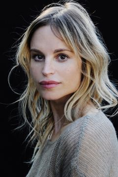 Katrine De Candole interpreta Swiss Receptionist