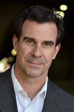 John Mese interpreta Dr. Billy Peale