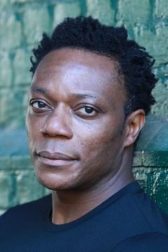 Chukwudi Iwuji interpreta Mr. Akoni