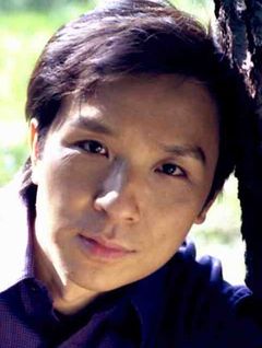 Richard Chang interpreta Prosecutor