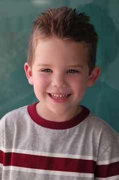 Ethan Jones interpreta Young Brian