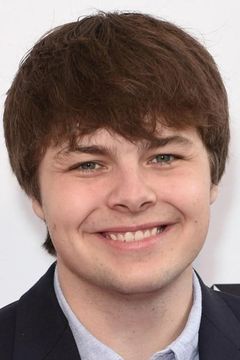 Brendan Meyer interpreta Benny Gardner