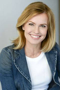 Cindy Lentol interpreta Reporter (uncredited)